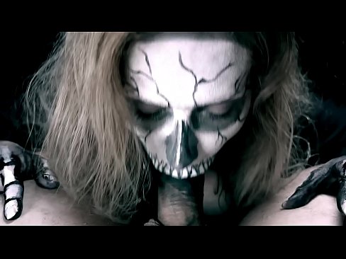 ❤️ Dämonenmädchen lutscht Schwanz mit ihrem schwarzen Mund und schluckt Sperma. ❌ Quality porn bei uns ❤