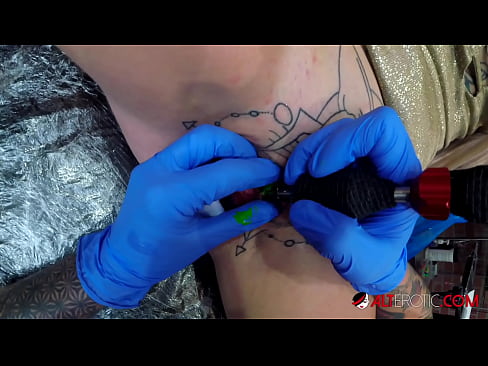 ❤️ Extrem tätowierte Hottie Sully Savage hat ein Tattoo auf ihrer Klitoris ❌ Quality porn bei uns ❤